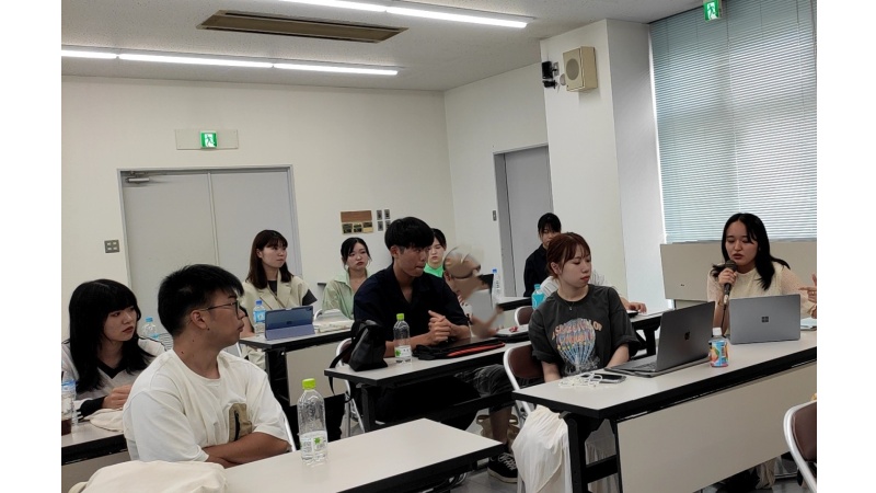 写真】「総合政策学部」の女子学生とゼミ生 | 朝日新聞Thinkキャンパス