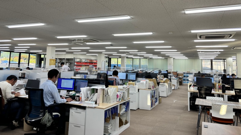 写真】最新版の「京都大学」の赤本と、初期の赤本 | 朝日新聞Think
